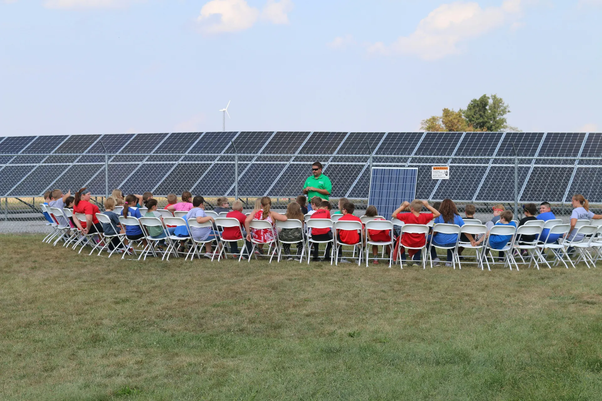 Solar energy learning session beside a photovoltaic installation